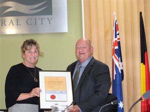 Mayor Cr Hearn (l) with Cr Davis and Service Award.jpg